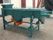 碳鋼加裝料斗的雙層直線振動篩。