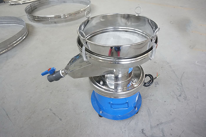 450過濾篩出料口處加裝閥門裝置,便于控制物料的出料量。